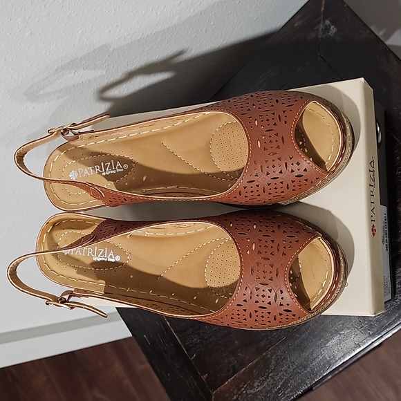 Patrizia Spring Step LeeAnn Slingback Camel perforated flower US 9 (40) Sandal. - Picture 3 of 4
